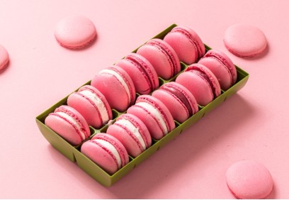 Strawberry and Raspberry Macarons 12 Piece Pack